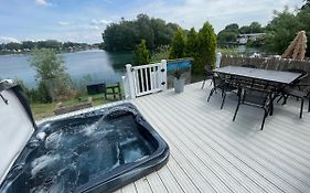 Lakeside Retreat 1 With Hot Tub, Private Fishing Peg Situated At Tattershall Lakes Country Park