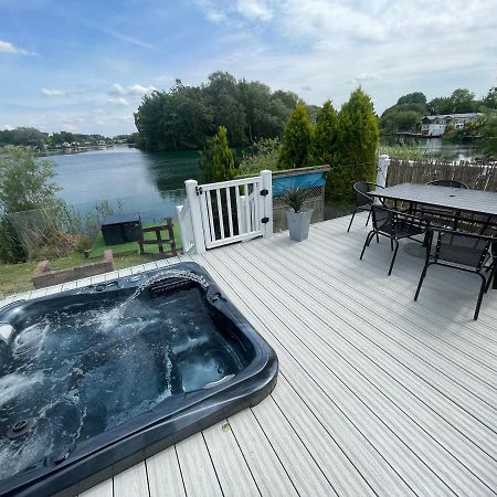 Lakeside Retreat 1 With Hot Tub, Private Fishing Peg Situated At Tattershall Lakes Country Park Villa Exterior photo