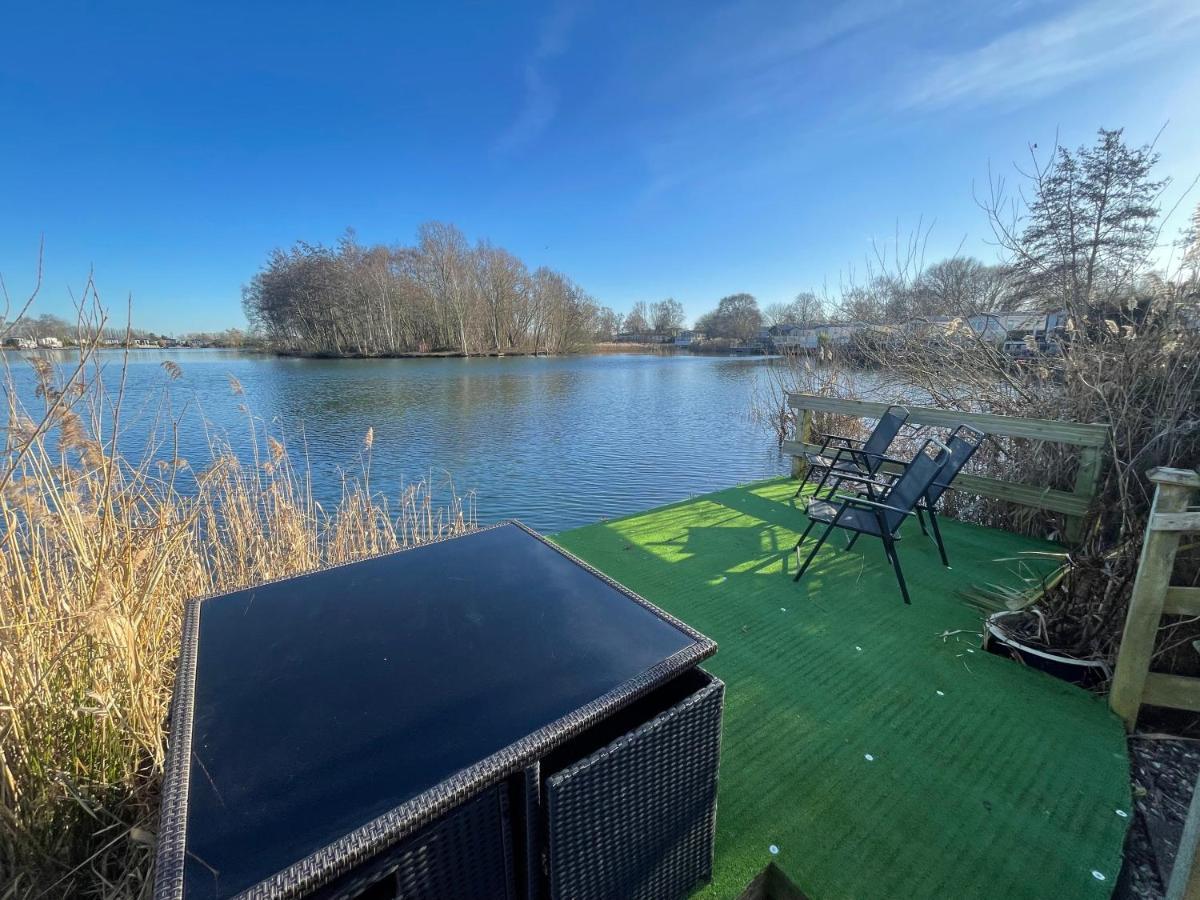 Lakeside Retreat 1 With Hot Tub, Private Fishing Peg Situated At Tattershall Lakes Country Park Villa Exterior photo