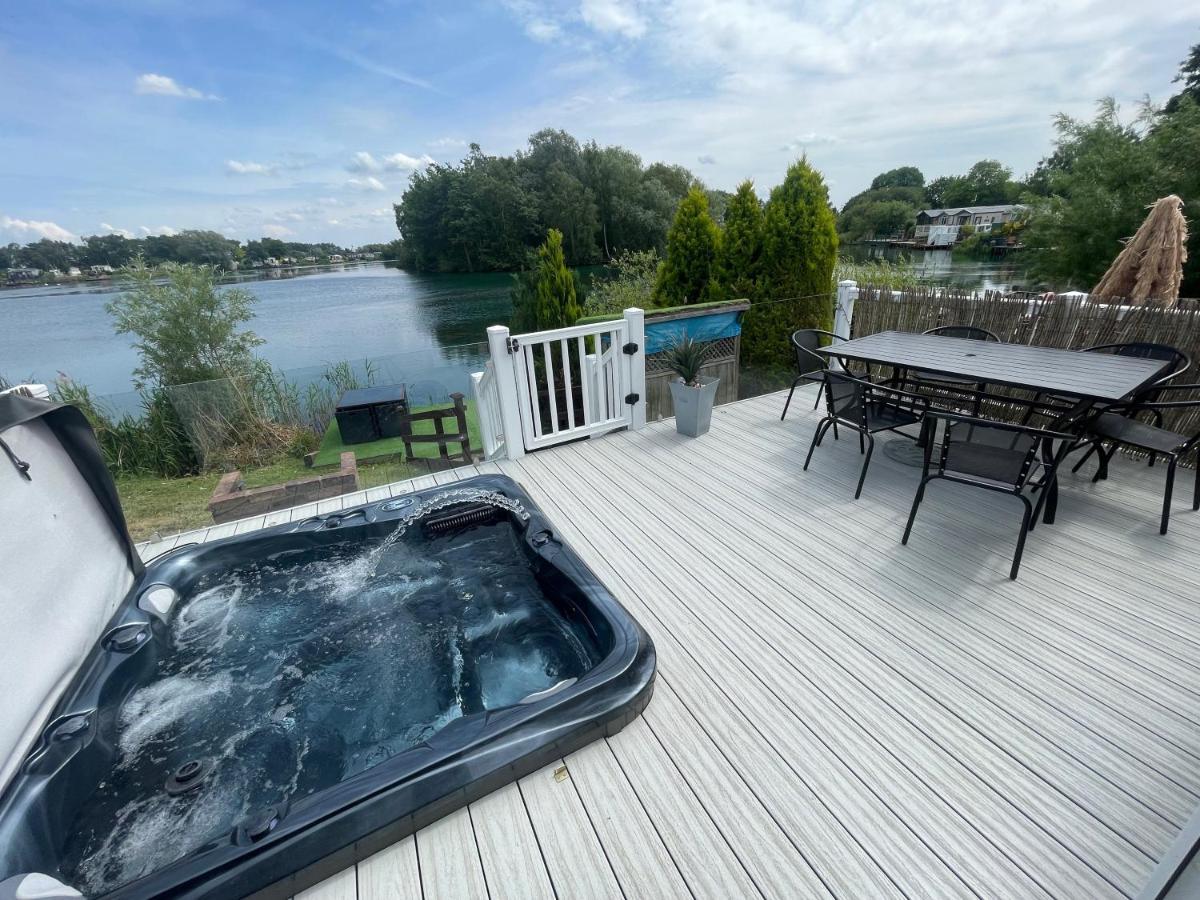 Lakeside Retreat 1 With Hot Tub, Private Fishing Peg Situated At Tattershall Lakes Country Park Villa Exterior photo