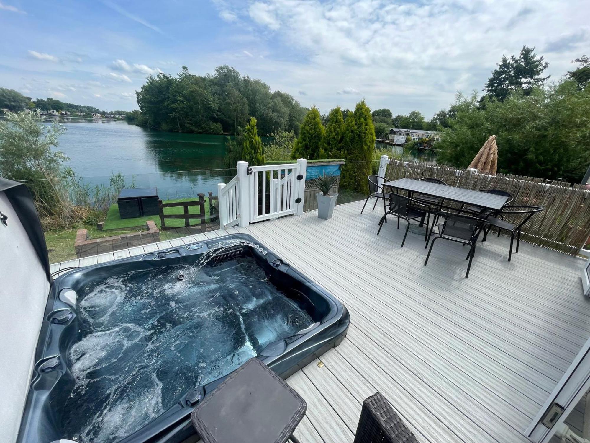 Lakeside Retreat 1 With Hot Tub, Private Fishing Peg Situated At Tattershall Lakes Country Park Villa Exterior photo